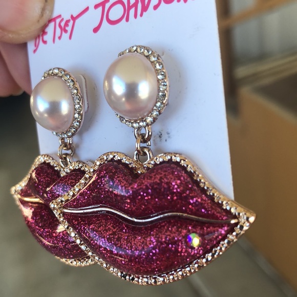 New Betsey Johnson Faux Pearl Rhinestone Lips Earrings  👄 - Picture 15 of 15